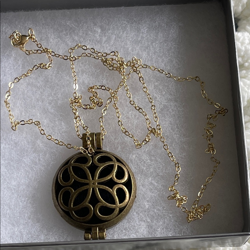 Elegant Gold/brass tone oil/perfume diffuser, Pendant Necklace. 30 in. Handmade